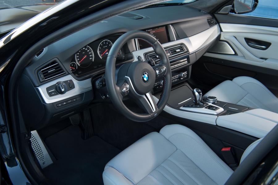Интерьер BMW M5 (F10) 2013 года  (WW) (фото 9 из 12)